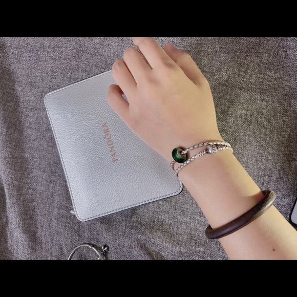 Pandora leather bracelet with a charm - Picture 4 of 5